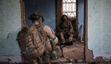 Σκηνές χάους στο Μίρνογκραντ: Ουκρανοί μαζεύουν τα πτώματα στρατιωτών τους (βίντεο – σκληρές εικόνες)