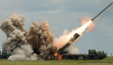 Ο νέος ρωσικός πύραυλος Tornado-S πέφτει σαν «κομήτης» και διαλύει κτήριο με Ουκρανούς στο Μίρνογκραντ (βίντεο)