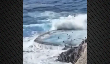 Τενερίφη: H στιγμή που γιγάντιο κύμα «καταπίνει» λουόμενους σε φυσική πισίνα – Δείτε βίντεο