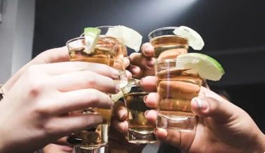 Λάρισα: Γυναίκα έδωσε αλκοόλ και μέθυσε φίλη της κόρης της – Στο νοσοκομείο η ανήλικη κοπέλα