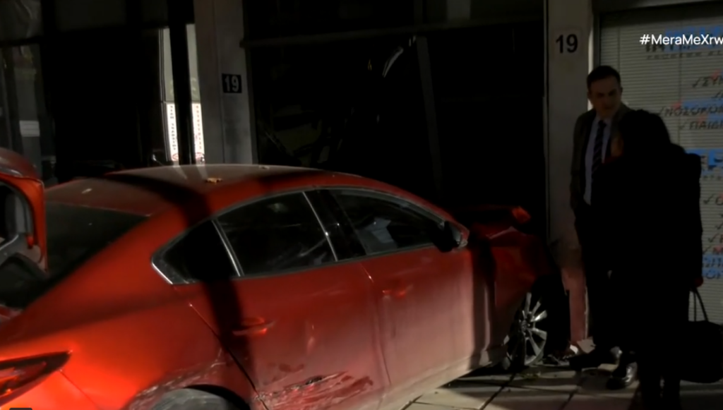 Οδηγός στη Θεσσαλονίκη έριξε το αυτοκίνητό του στην είσοδο πολυκατοικίας – Δείτε βίντεο