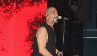 Xαμός στο κέντρο διασκέδασης που τραγουδά ο Βαλάντης: Έφτυσε έξαλλος τους μουσικούς στη σκηνή! (βίντεο)