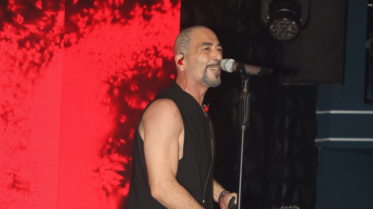 Xαμός στο κέντρο διασκέδασης που τραγουδά ο Βαλάντης: Έφτυσε έξαλλος τους μουσικούς στη σκηνή! (βίντεο)