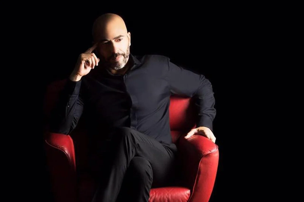 Ο Βαλάντης μίλησε για το συμβάν με το φτύσιμο στους μουσικούς του – Τι συνέβη σύμφωνα με τον τραγουδιστή (βίντεο)