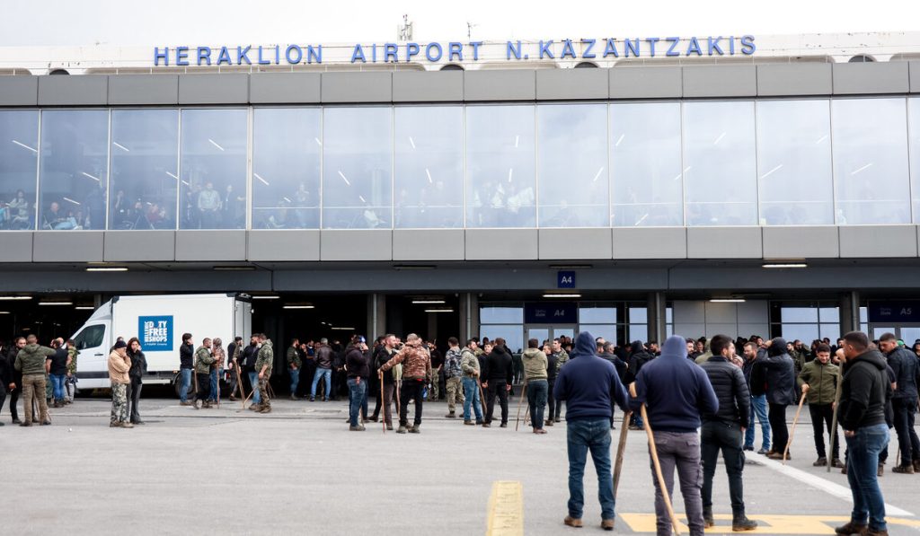 Ηράκλειο: Τέλος στην «κατάληψη» του αεροδρομίου «Ν.Καζαντζάκης» – Αποχώρησαν οι αγρότες και οι κτηνοτρόφοι