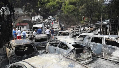 Οι πληγέντες της πυρκαγιάς στο Μάτι και της πλημμύρας στη Μάνδρα θα λάβουν μόνιμη σύνταξη 1.700 ευρώ