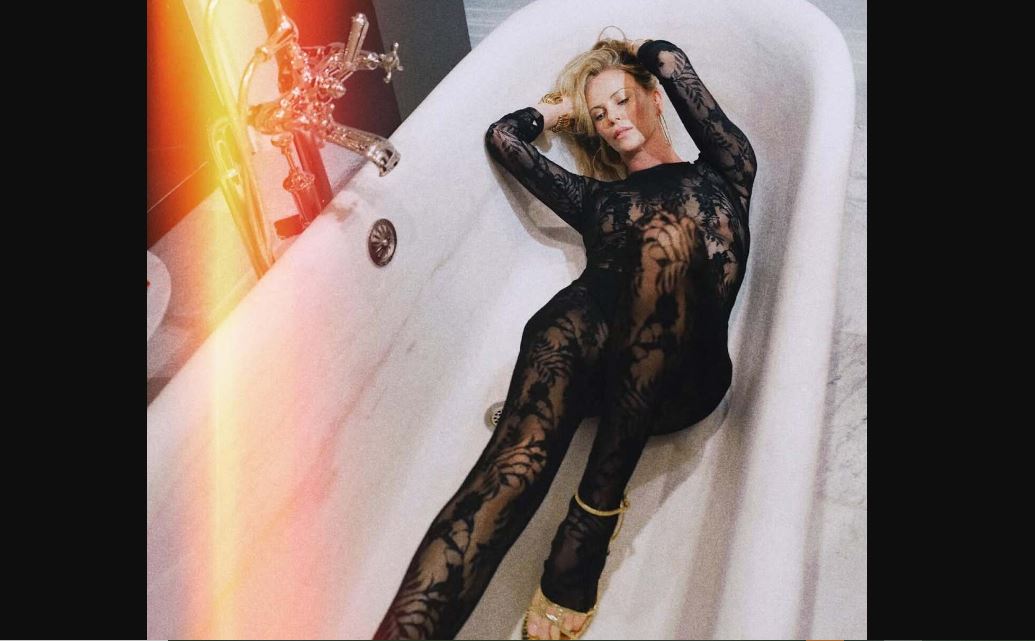 Σαρλίζ Θέρον: Φόρος τιμής στη Τζέρι Χολ με «βομβαρδισμό» εντυπωσιακών φωτογραφιών που παρέπεμπαν στο μοντέλο