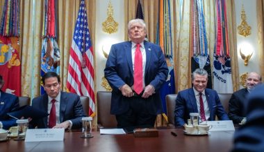 Τελεσίγραφο Ν.Τραμπ σε Β.Ζελένσκι: «Ή φεύγεις εντελώς από το Ντονμπάς ή τινάζονται όλα στον αέρα»