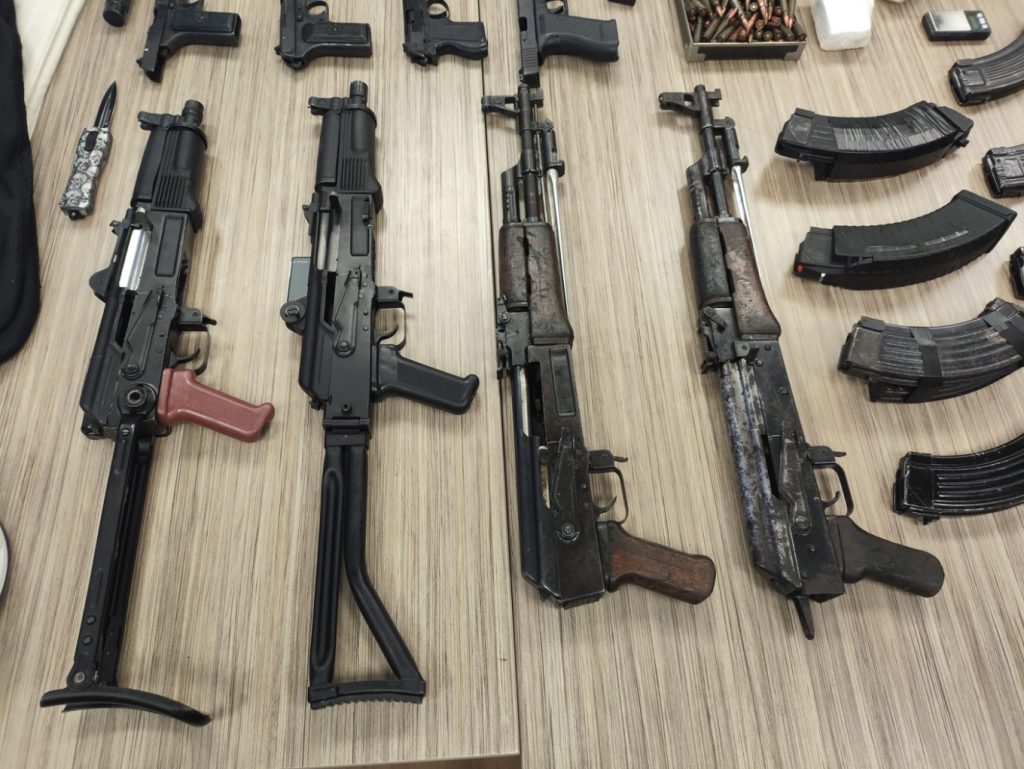 Καλάσνικοφ, πιστόλια και εκατοντάδες σφαίρες: Δείτε το «οπλοστάσιο» της γιάφκας στην Καλλιθέα (βίντεο & φωτο)