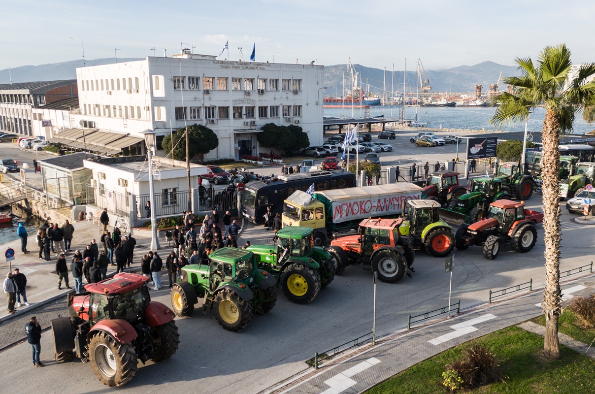 Αγρότες και ψαράδες απέκλεισαν το λιμάνι του Βόλου! (φωτό)