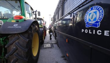 Αποχωρούν οι αγρότες και οι ψαράδες από το λιμάνι του Βόλου