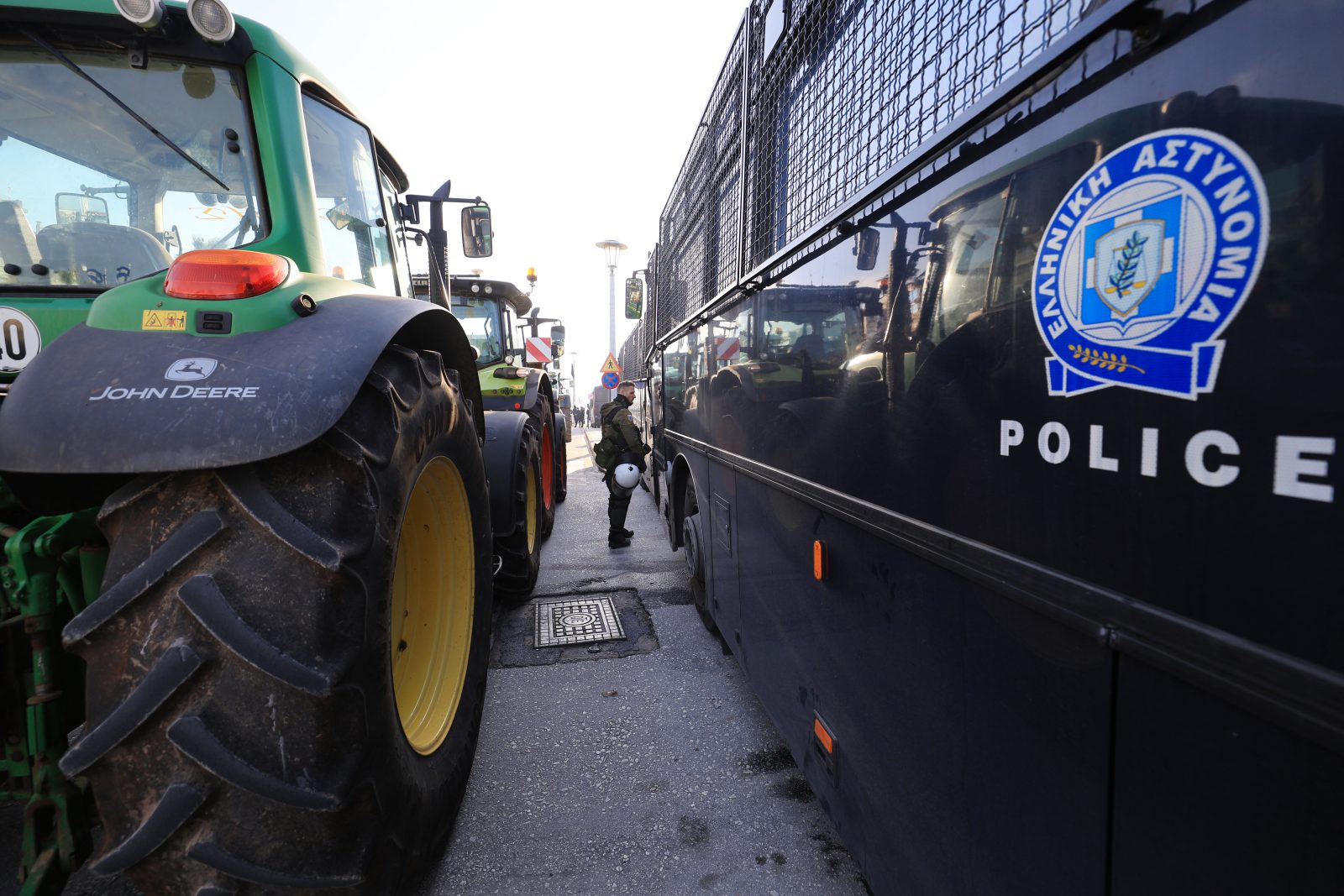 Αποχωρούν οι αγρότες και οι ψαράδες από το λιμάνι του Βόλου