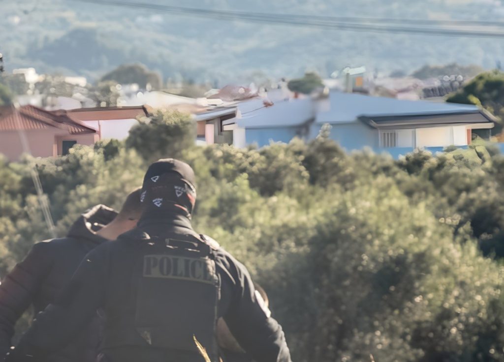 Θεσσαλονίκη: Αστυνομικοί πήγαν να ταυτοποιήσουν αγρότη την ώρα που όργωνε! (βίντεο)