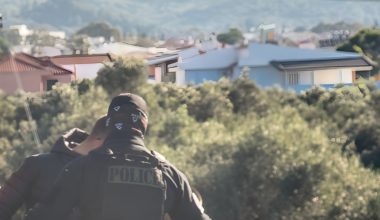 Θεσσαλονίκη: Αστυνομικοί πήγαν να ταυτοποιήσουν αγρότη την ώρα που όργωνε! (βίντεο)