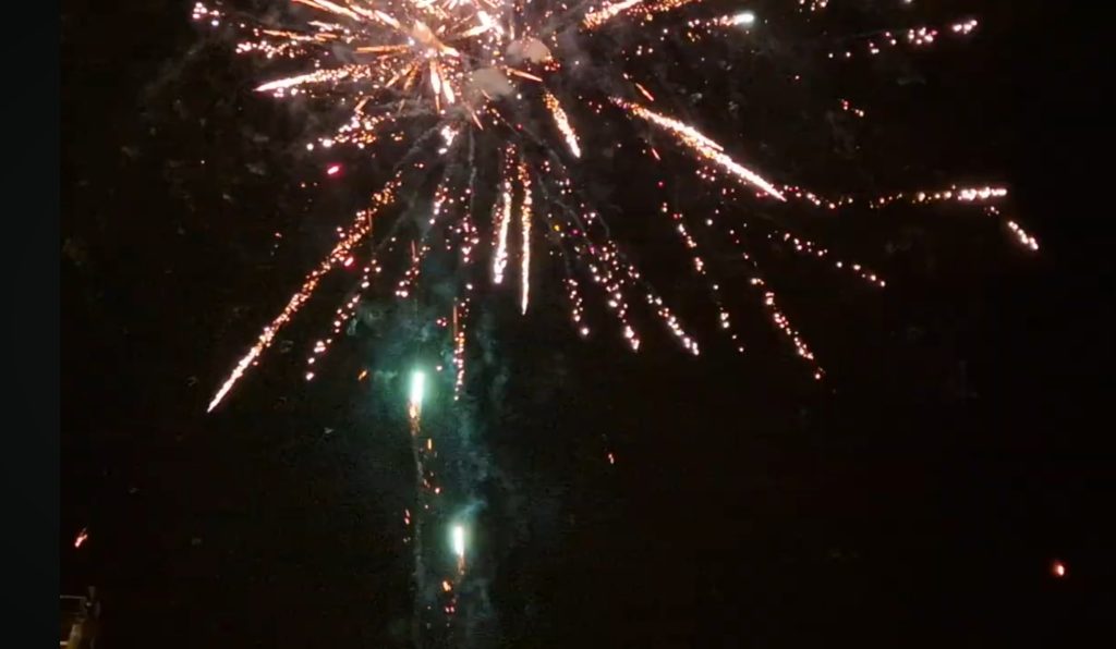 Πανικός από πυροτεχνήματα σε χριστουγεννιάτικη γιορτή στην Κοζάνη: Ο κόσμος έτρεχε για να σωθεί! (βίντεο)