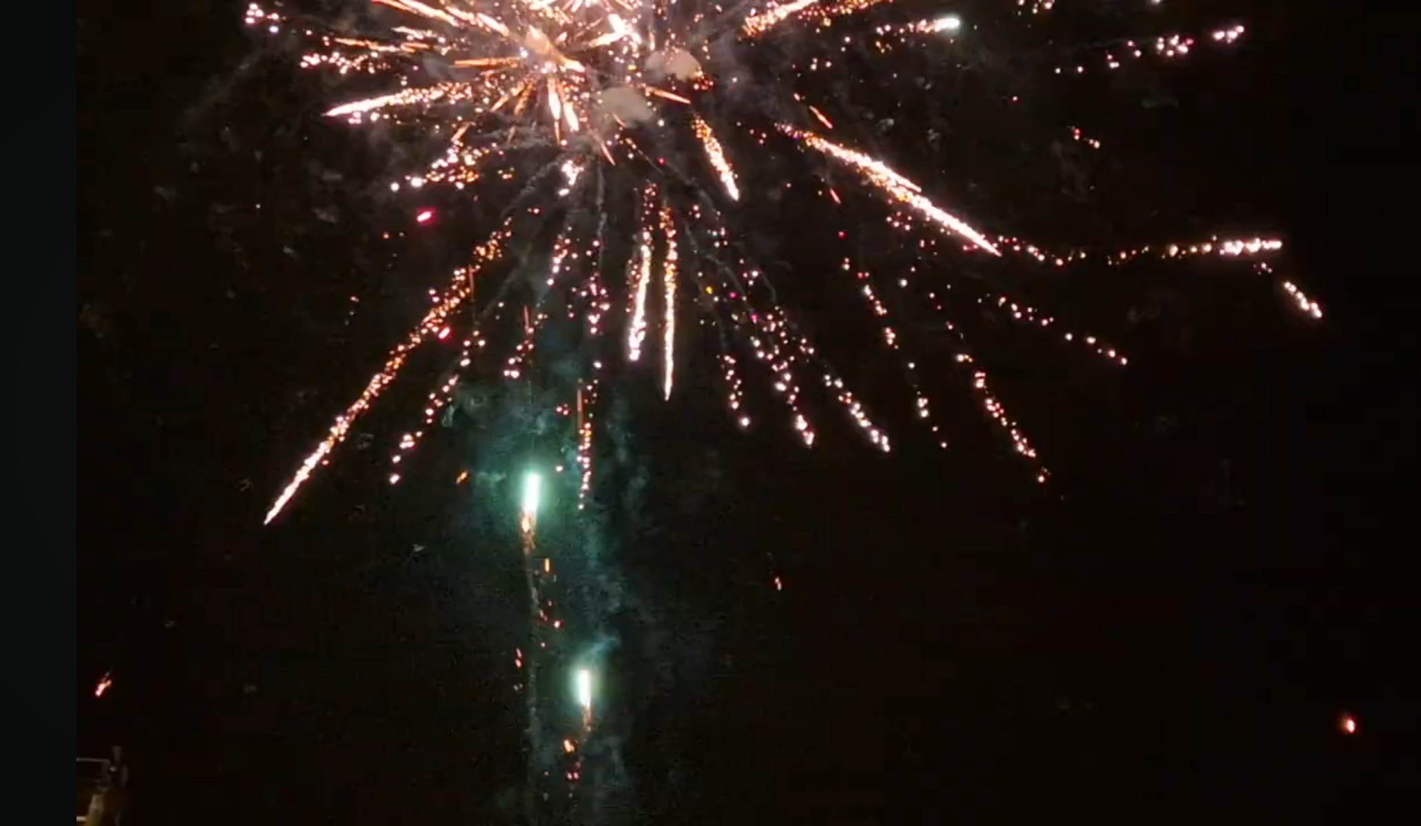 Πανικός από πυροτεχνήματα σε χριστουγεννιάτικη γιορτή στην Κοζάνη: Ο κόσμος έτρεχε για να σωθεί! (βίντεο)