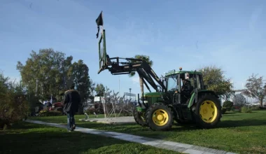 Βόλος: Οι αγρότες επιχειρούν να σπάσουν τον αστυνομικό «κλοιό» με εκσκαφέα και να μπουν στο λιμάνι (φωτό)