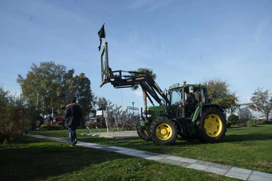 Βόλος: Οι αγρότες επιχειρούν να σπάσουν τον αστυνομικό «κλοιό» με εκσκαφέα και να μπουν στο λιμάνι (φωτό)