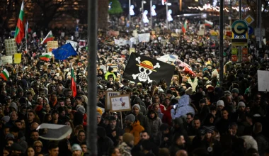 Στους δρόμους οι Βούλγαροι: «Παραιτηθείτε, φύγετε» – Έφεραν αυξήσεις φόρων για να καλύψουν τις υπεξαιρέσεις!