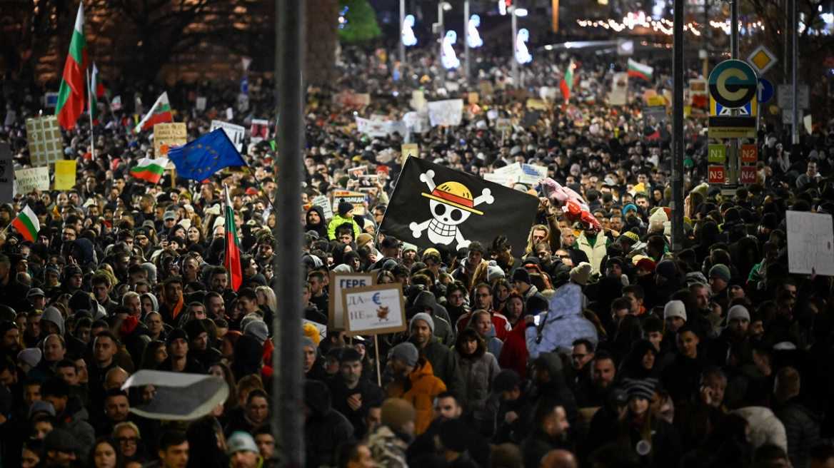 Στους δρόμους οι Βούλγαροι: «Παραιτηθείτε, φύγετε» – Έφεραν αυξήσεις φόρων για να καλύψουν τις υπεξαιρέσεις!