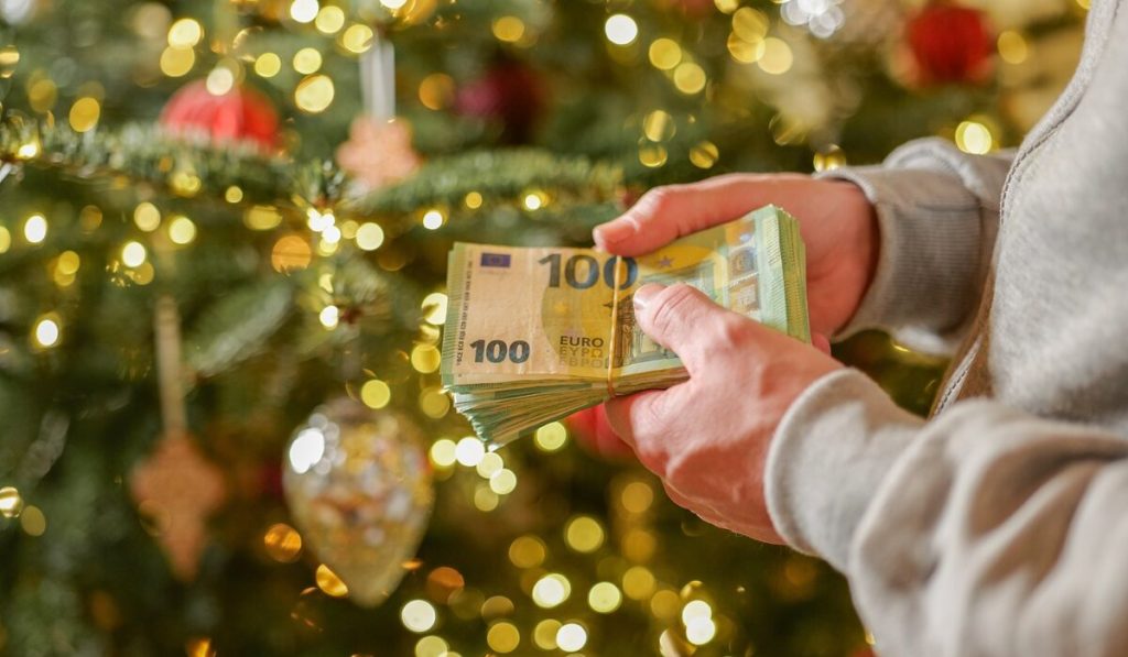 Δώρο Χριστουγέννων: Μέχρι πότε πρέπει να το λάβουν οι εργαζόμενοι – Ποινικό αδίκημα η μη καταβολή
