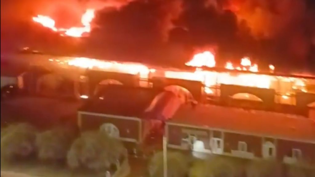 Συναγερμός στην Αγία Πετρούπολη: Μεγάλη φωτιά σε κεντρική αγορά – Ένας νεκρός (βίντεο)