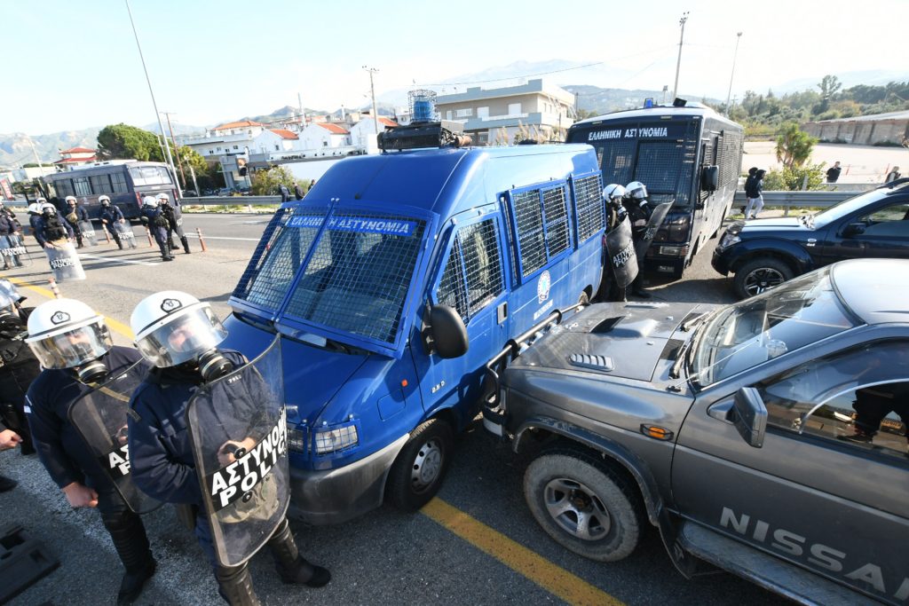 Επεισόδια στη Γέφυρα Ρίου – Αντιρρίου με χημικά και κρότου λάμψης: Η ΕΛ.ΑΣ μπλόκαρε τα τρακτέρ των αγροτών (φώτο)