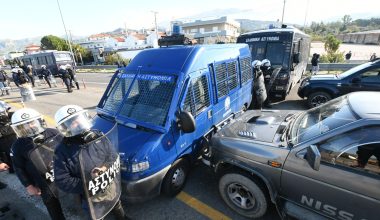 Επεισόδια στη Γέφυρα Ρίου – Αντιρρίου με χημικά και κρότου λάμψης: Η ΕΛ.ΑΣ μπλόκαρε τα τρακτέρ των αγροτών (φώτο)