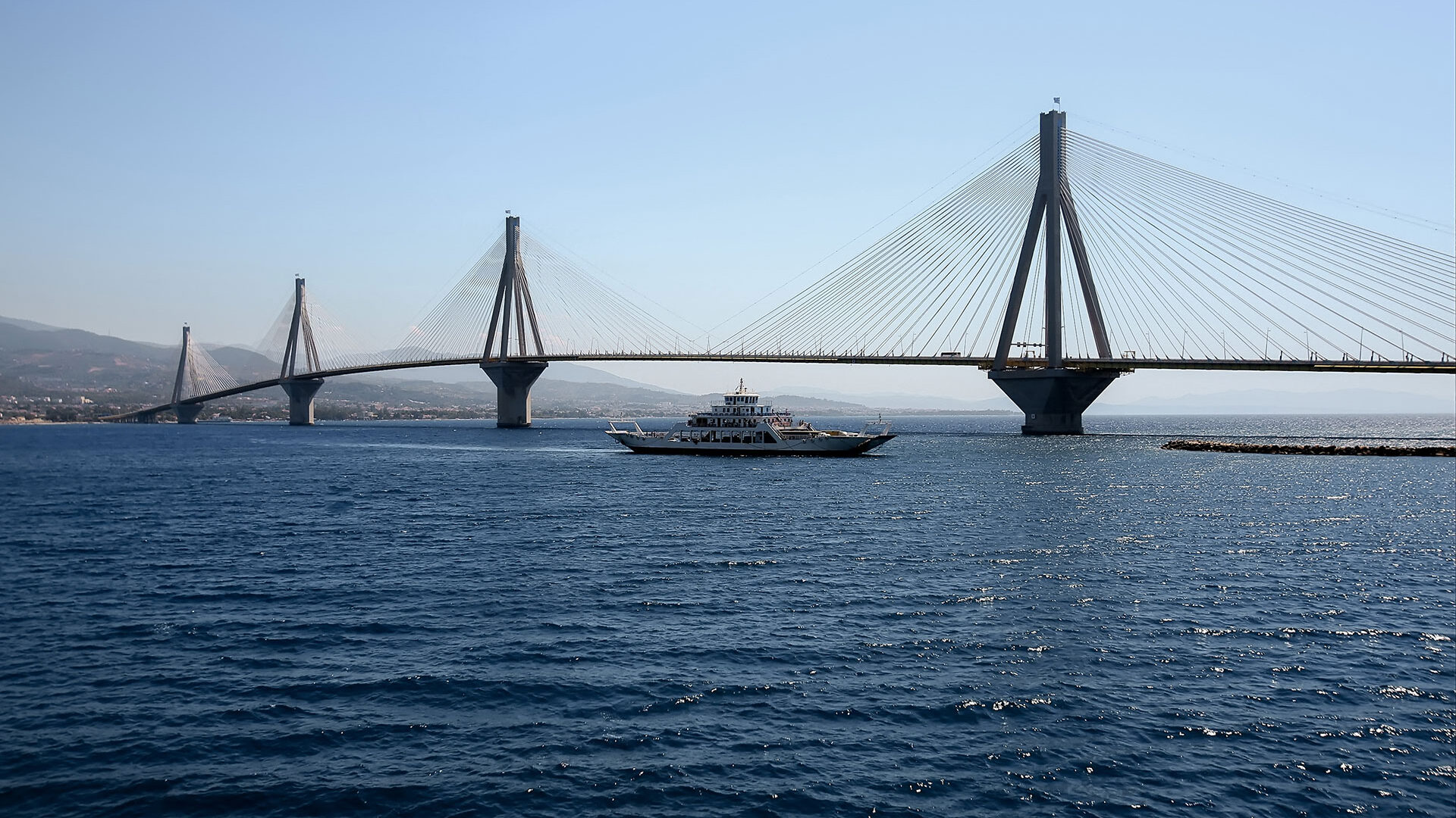 Η αστυνομία έστησε μπλόκο στην γέφυρα Ρίου Αντιρρίου για να εμποδίσει τους αγρότες να πλησιάσουν