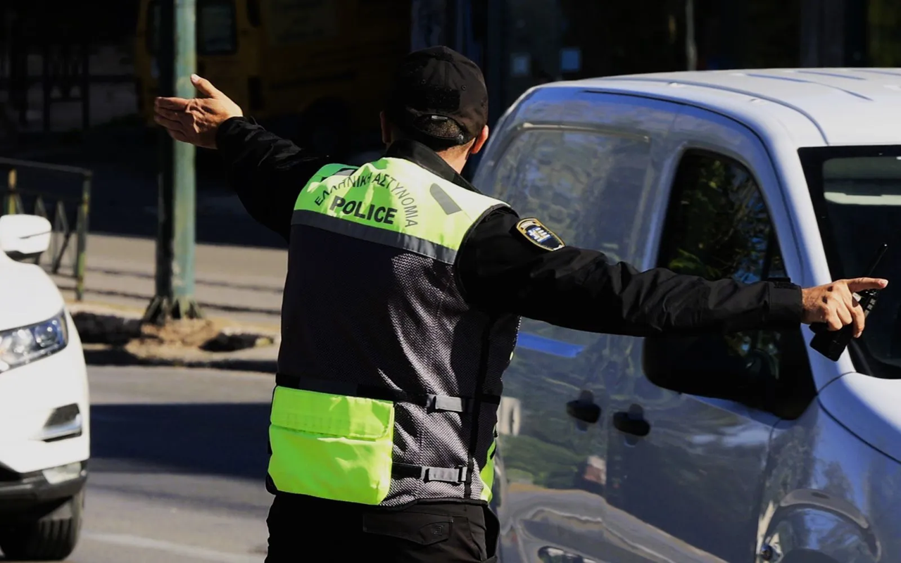 Βίντεο: Η στιγμή που μοτοσικλετιστής παρασέρνει τροχονόμο στην Αττική Οδό για να «σπάσει» μπλόκο για μηχανές