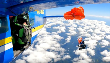 Βίντεο: Η στιγμή που αλεξίπτωτο στην Αυστραλία τυλίγεται στο φτερό αεροπλάνου