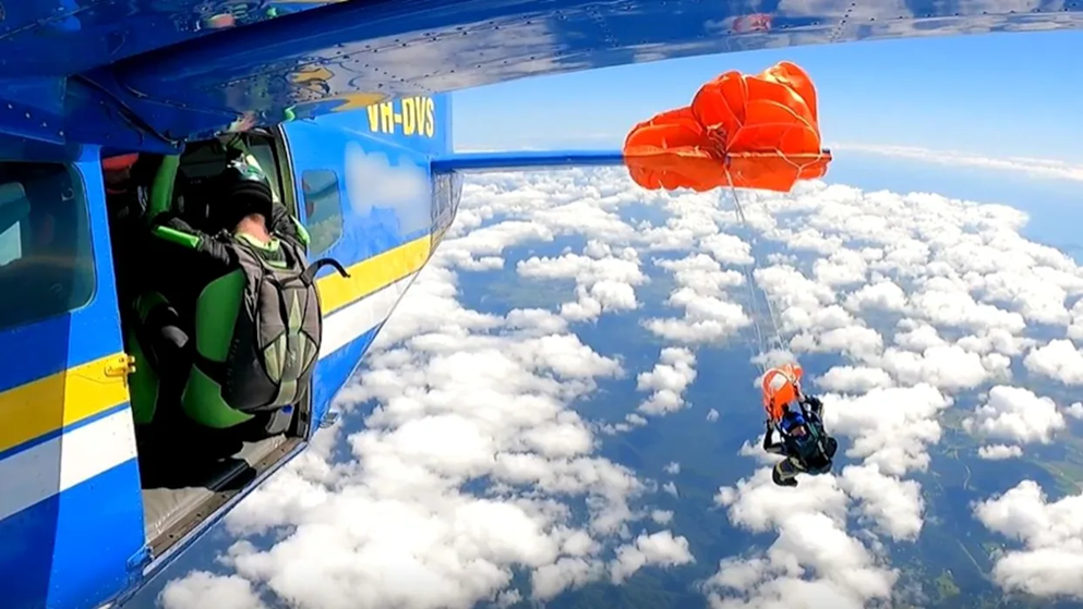 Βίντεο: Η στιγμή που αλεξίπτωτο στην Αυστραλία τυλίγεται στο φτερό αεροπλάνου