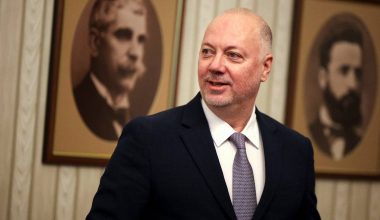 Έπεσε η βουλγαρική κυβέρνηση: Η φτώχεια που έφερε το ευρώ και η ενεργειακή ακρίβεια «έριξαν» τον Ρ.Ζελιάσκοφ