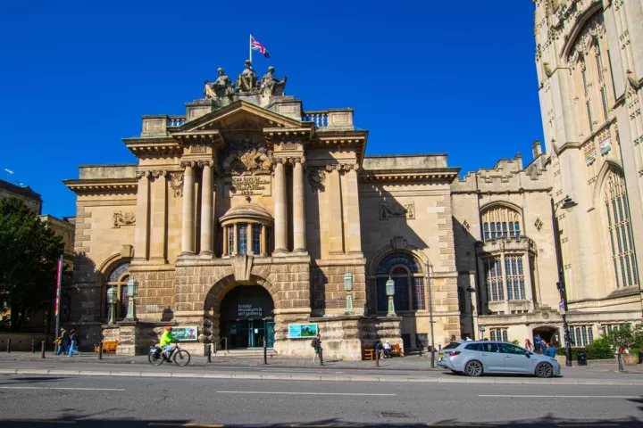 Βρετανία: Πάνω από 600 πολύτιμα αντικείμενα κλάπηκαν από το μουσείο του Μπρίστολ – Αναζητούνται τέσσερα άτομα