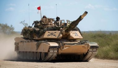 ΗΠΑ: Από άρματα μάχης Μ-1Α2 Abrams εκτοξεύτηκαν τα drones «καμικάζι» Swtichblade