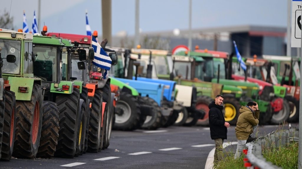 Συνεχίζουν τις κινητοποιήσεις τους οι αγρότες στη Λάρισα: Ενισχύεται το μπλόκο στη Νίκαια
