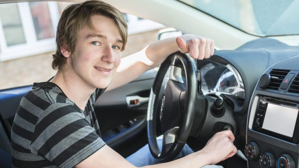 Νέα φαεινή ιδέα: Θα «επανεκπαιδεύουν» τους νέους οδηγούς στα πρώτα χρόνια κυκλοφορίας τους