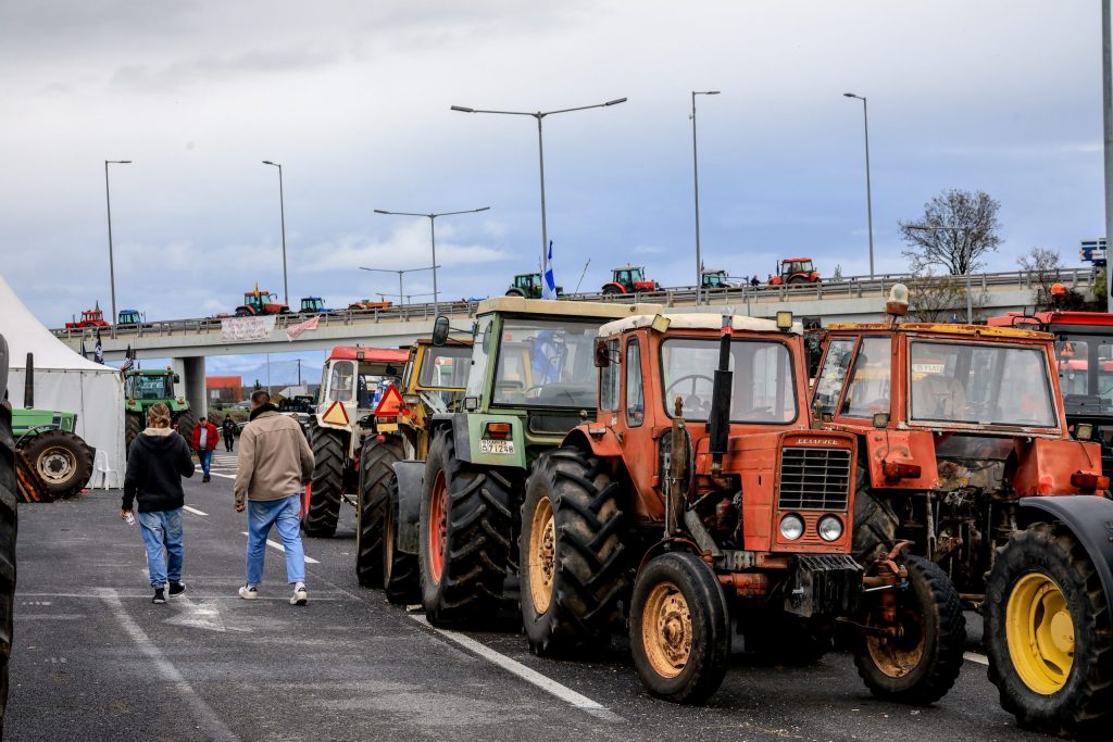 Καβάλα: Αγρότες καίνε άχυρα, πετάνε ντομάτες και σταφύλια και ρίχνουν γάλα!