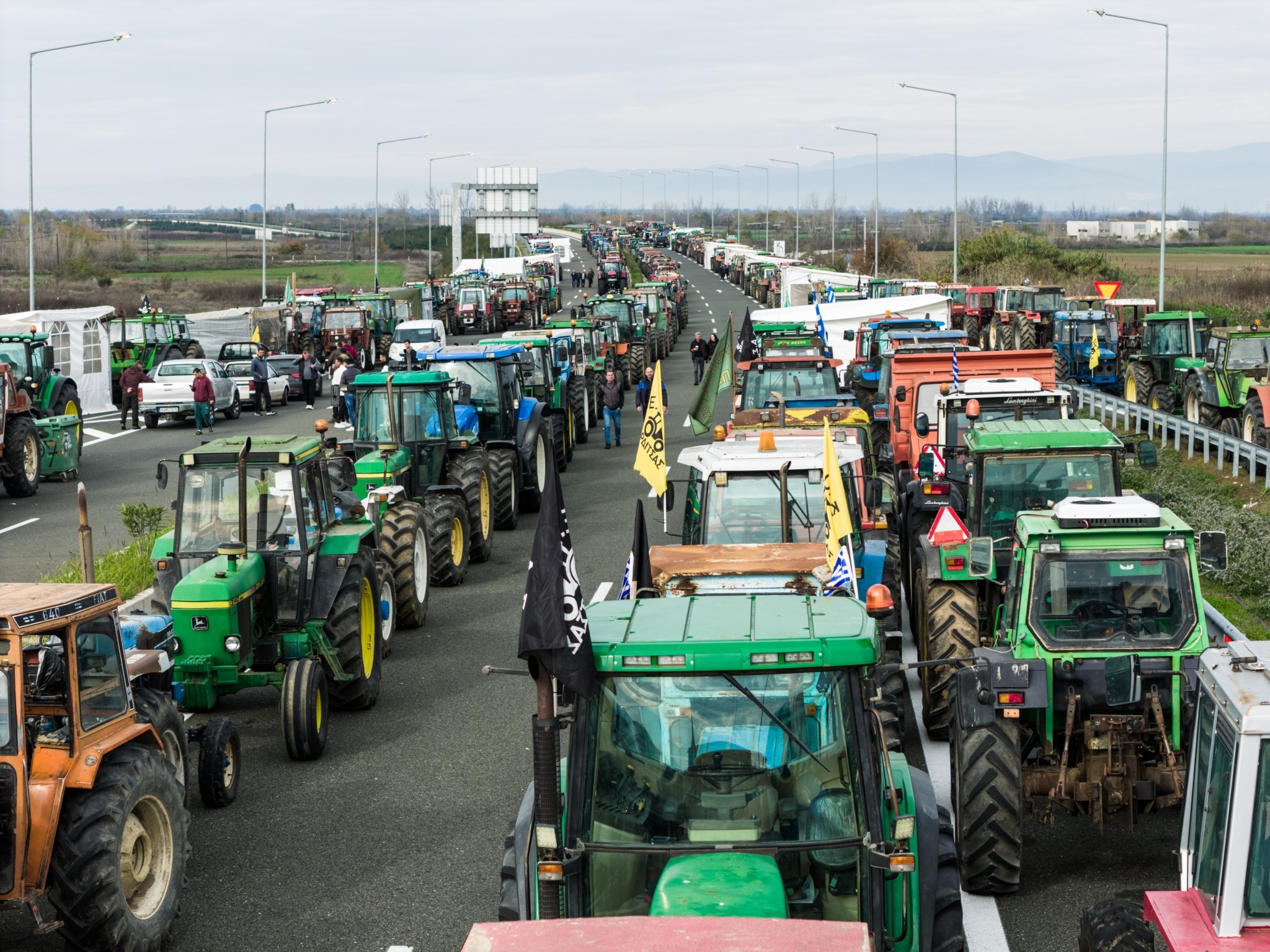 Εξοργισμένοι οι αγρότες με την κυβέρνηση: «Δεν κάνουμε πίσω – Θα νικήσουμε»