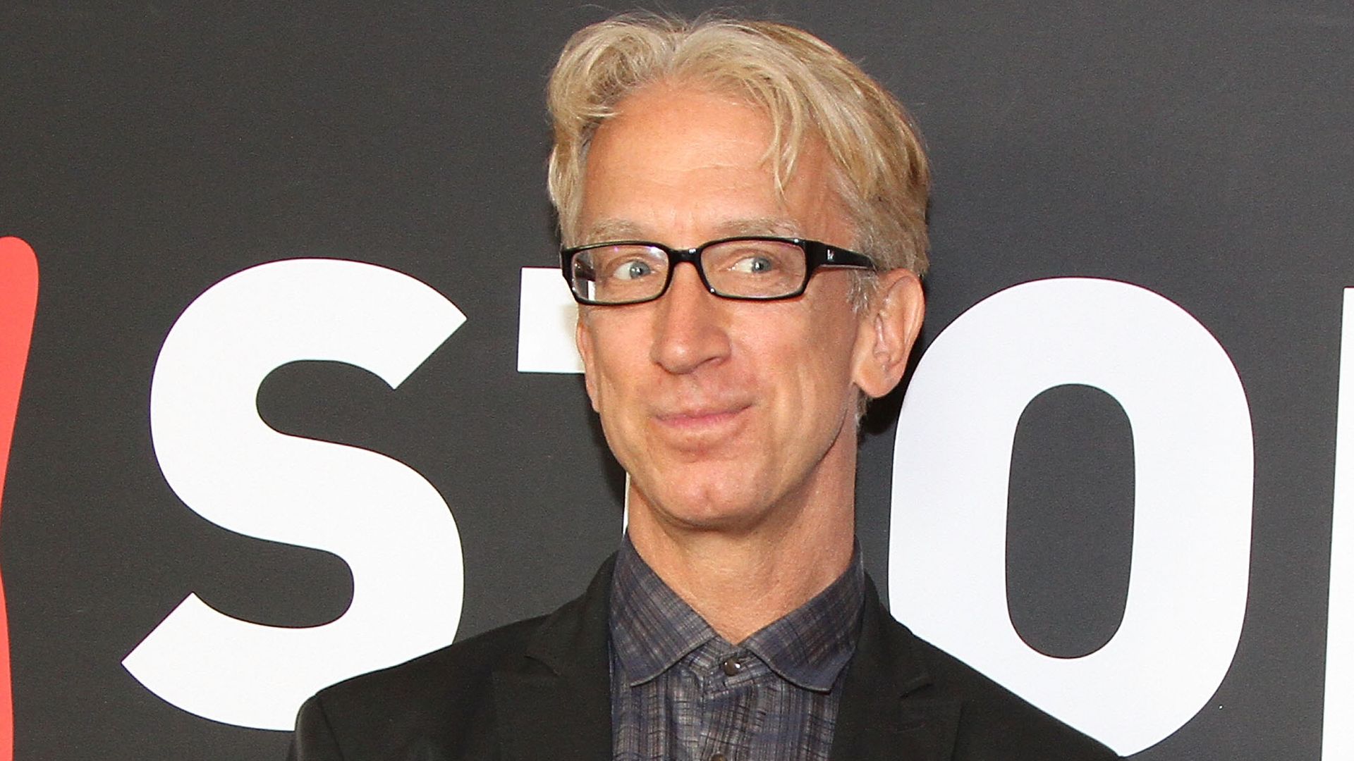 A.Dick: Χωρίς τις αισθήσεις του σε πεζοδρόμιο στο Λος Άντζελες από υπερβολική δόση ο γνωστός κωμικός – Δείτε βίντεο