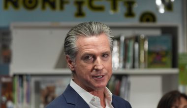 Ο Δημοκρατικός κυβερνήτης της Καλιφόρνια σε παράκρουση: «Θέλω να βλέπω πολλά τρανς παιδιά στα αθλήματα»!