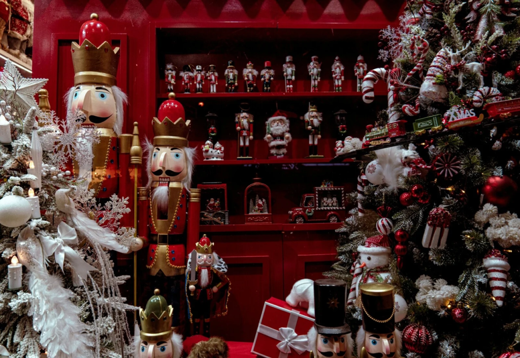 Σε ισχύ από σήμερα το εορταστικό ωράριο στα καταστήματα – Ποιες μέρες θα είναι κλειστά