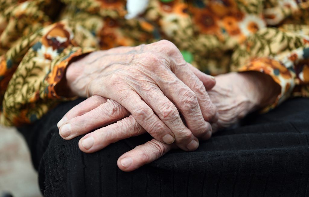 Πάτρα: 89χρονη σκότωσε κουτάβια & χτύπησε στο κεφάλι 25χρονο όταν την αντιλήφθηκε!