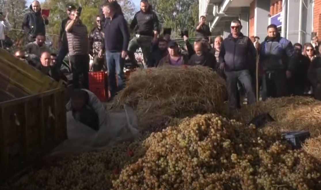 Καβάλα: Αγρότες καίνε άχυρα, πετάνε ντομάτες και σταφύλια και ρίχνουν γάλα στην Εφορία