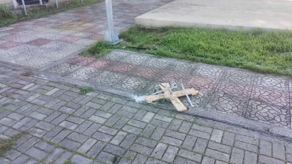 Έκλεψαν ακόμα και τα χριστουγεννιάτικα δέντρα από κεντρικά σημεία της Χαλκίδας