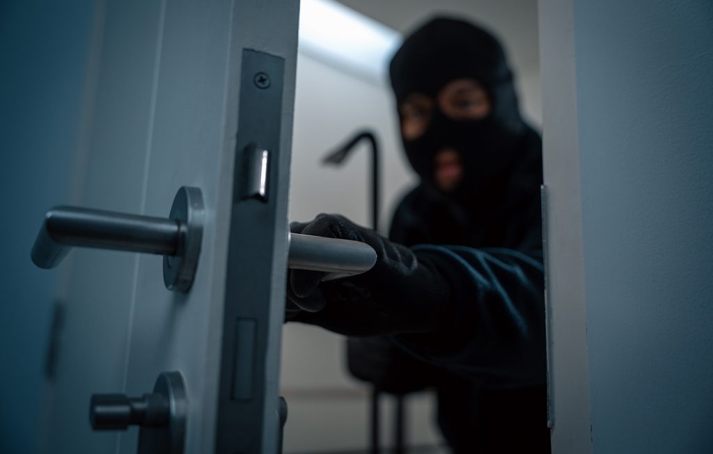 Τρόμος για ζευγάρι ηλικιωμένων στη Λάρισα: Κουκουλοφόροι εισέβαλαν στο σπίτι τους με μαχαίρι και τους λήστεψαν