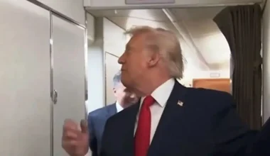 Οι απίστευτες ατάκες Τραμπ με αφορμή χρήστη της τουαλέτας του Air Force One: «Γεια, είναι κάποιος μέσα; – Βγες»