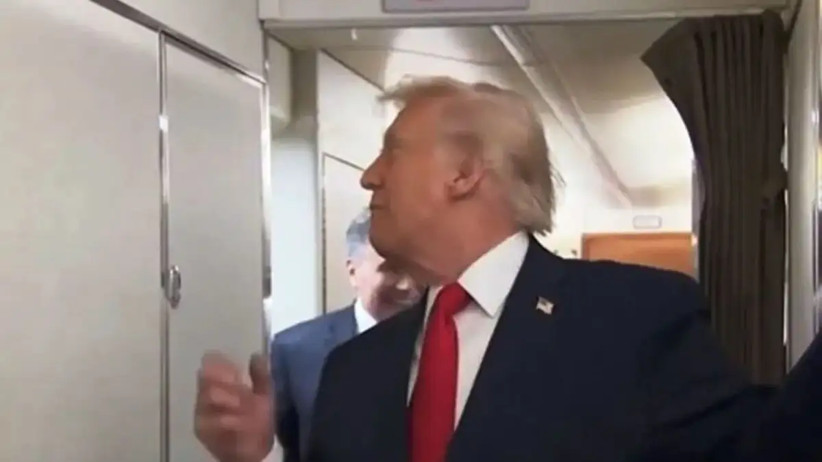 Οι απίστευτες ατάκες Τραμπ με αφορμή χρήστη της τουαλέτας του Air Force One: «Γεια, είναι κάποιος μέσα; – Βγες»