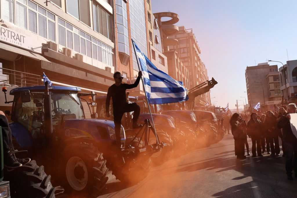 Ξεκίνησε η «απόβαση» των αγροτών από τα μπλόκα στο λιμάνι της Θεσσαλονίκης – Δείτε βίντεο και φωτογραφίες