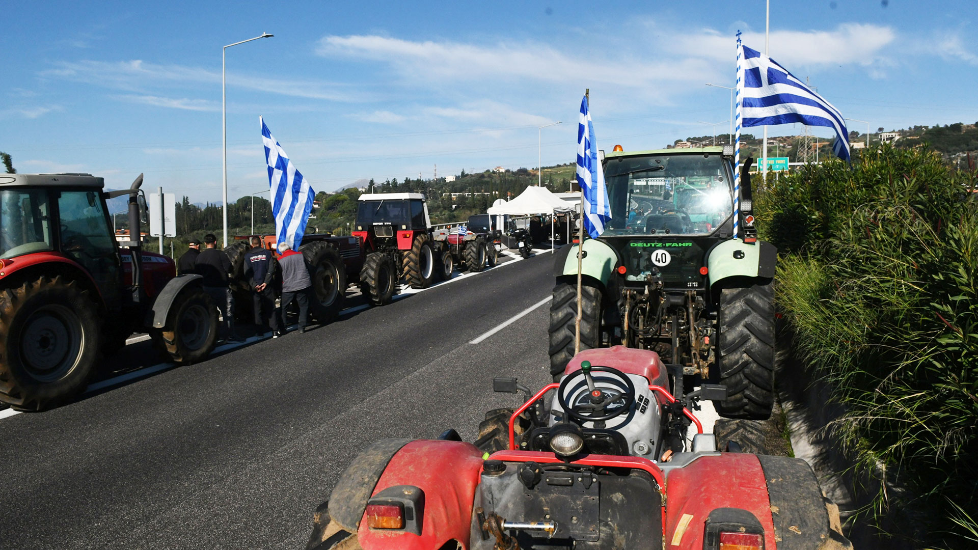 Οι αγρότες προχωρούν στον αποκλεισμό του λιμανιού της Θεσσαλονίκης